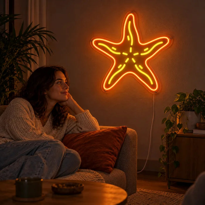 Seestern Neon LED Schild an der Wohnzimmerwand, davor entspannt eine Person auf dem Sofa