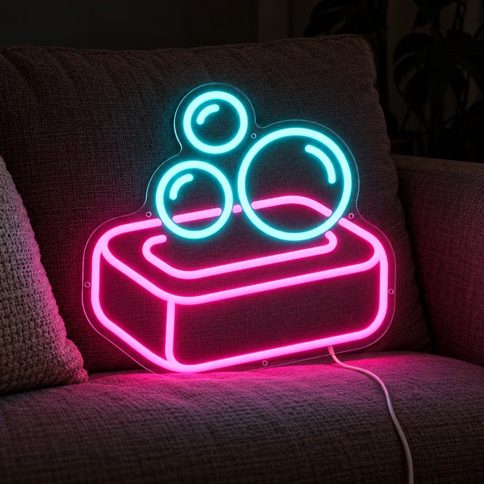 Seifenschaum Neon LED Schild auf einem gemütlichen Sofa zwischen Kissen und Decke