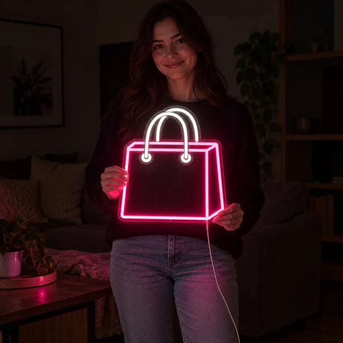 Shoppingtasche Neon LED Schild von einer Frau gehalten, zeigt die Größe im Vergleich zum Körper