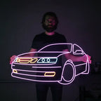 Neon-Umriss eines Saab 9-5 mit dem ikonischen geteilten Kühlergrill in warmem Gelb-Orange und runden Scheinwerfern in weiß