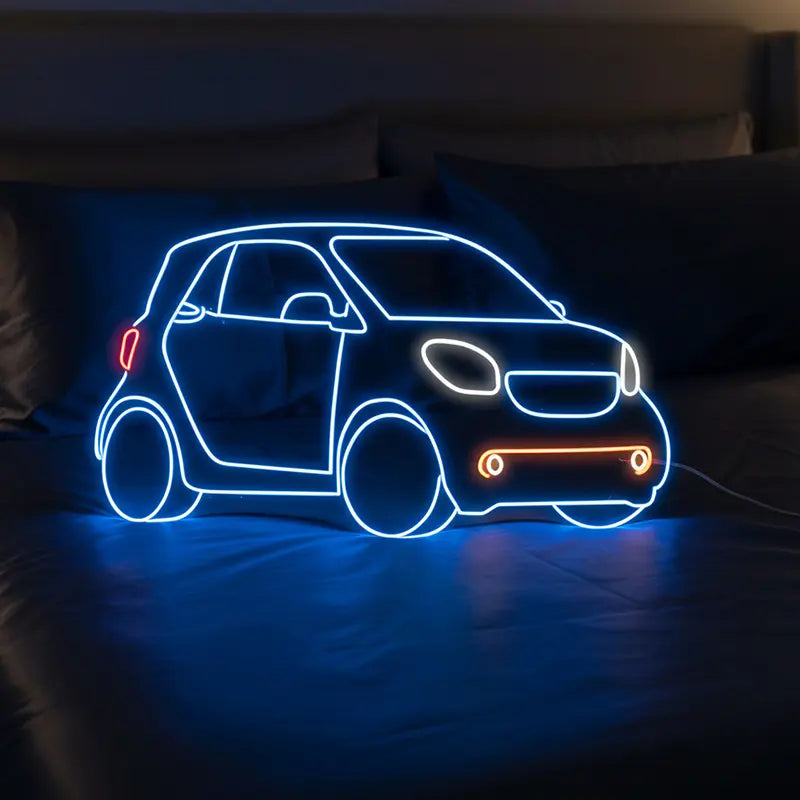 Leuchtendes Neon-Schild mit der Silhouette eines Smart Fortwo in leuchtendem Blau und Orange, auf einer dunklen Kommode