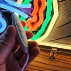 Leuchtendes LED Neonschild in Form einer Tüte mit Rauchwolke