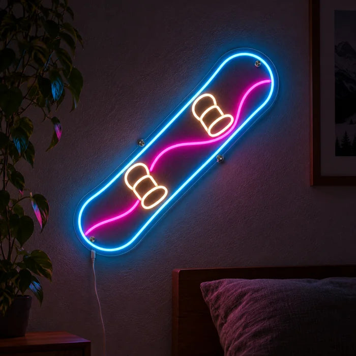 Snowboard Neon LED Schild leuchtend an einer dunklen Wand, Nahaufnahme mit Anschlusskabel
