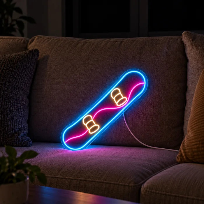 Snowboard Neon LED Schild auf einem gemütlichen Sofa zwischen Kissen und Decke