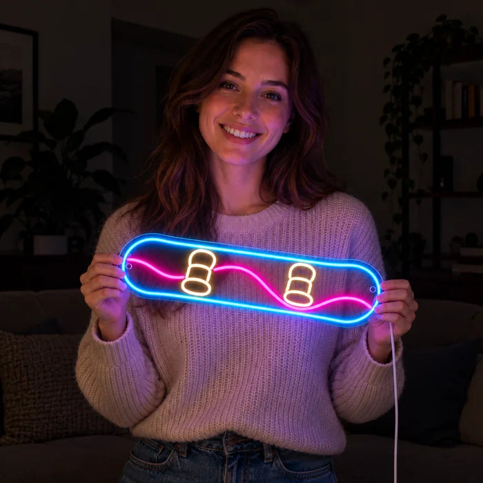 Snowboard Neon LED Schild in den Händen einer lächelnden Frau vor dunklem Hintergrund