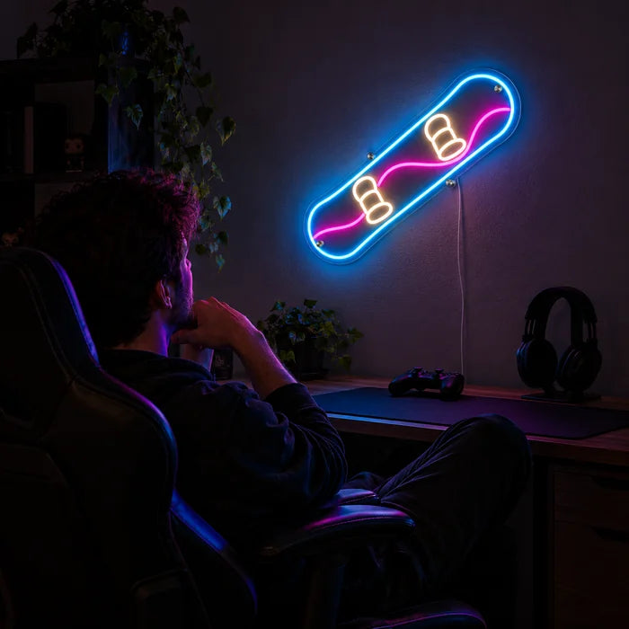 Snowboard Neon LED Schild über dem Gaming-Schreibtisch, davor ein Spieler im Gaming-Stuhl