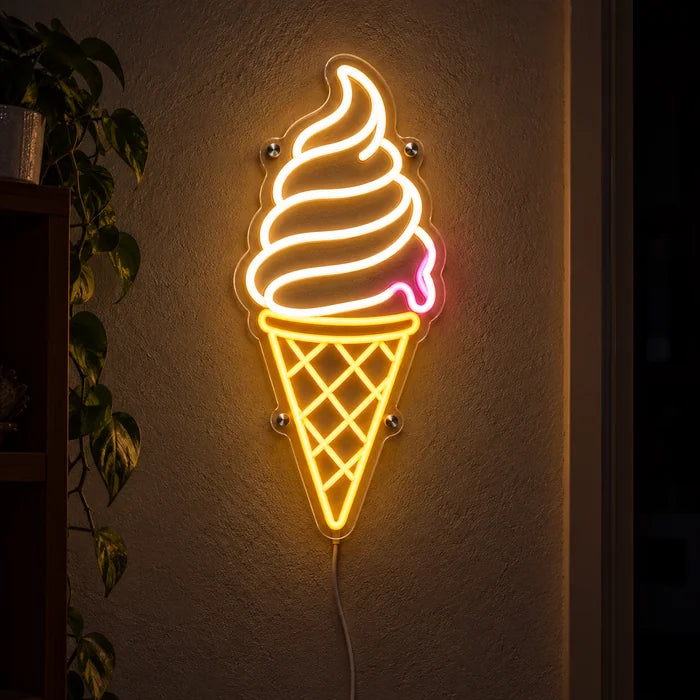 Softeis Neon LED Schild leuchtend an einer dunklen Wand, Nahaufnahme mit Anschlusskabel