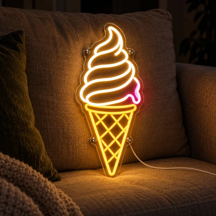Softeis Neon LED Schild auf einem gemütlichen Sofa zwischen Kissen und Decke
