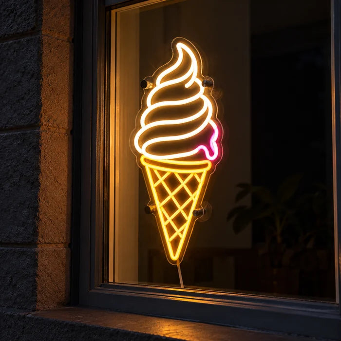 Softeis Neon LED Schild im Fenster, von der nächtlichen Straße aus gesehen