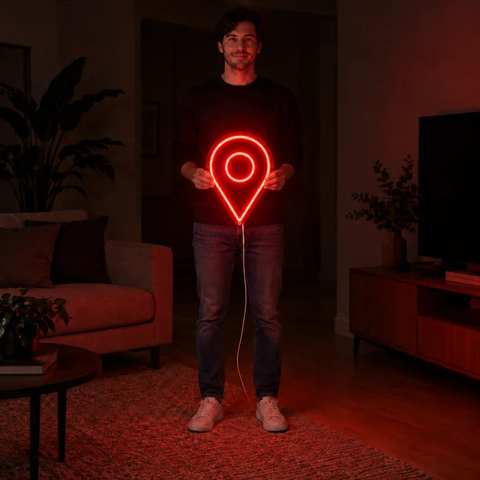 Standortmarker Neon LED Schild von einer Frau gehalten, zeigt die Größe im Vergleich zum Körper