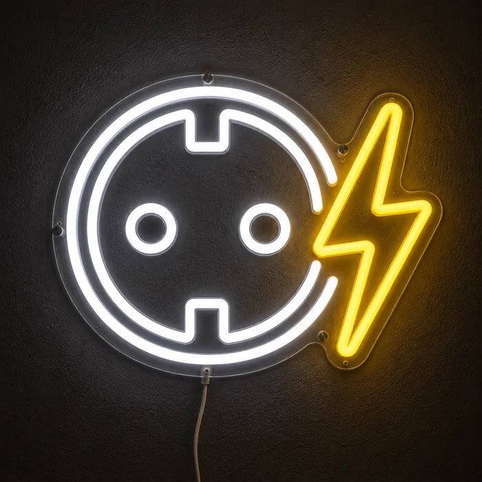 Steckdose mit Blitz Neon LED Schild leuchtend an einer dunklen Wand, Nahaufnahme mit Anschlusskabel