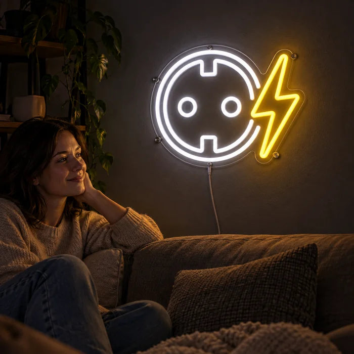 Steckdose mit Blitz Neon LED Schild an der Wohnzimmerwand, davor entspannt eine Person auf dem Sofa