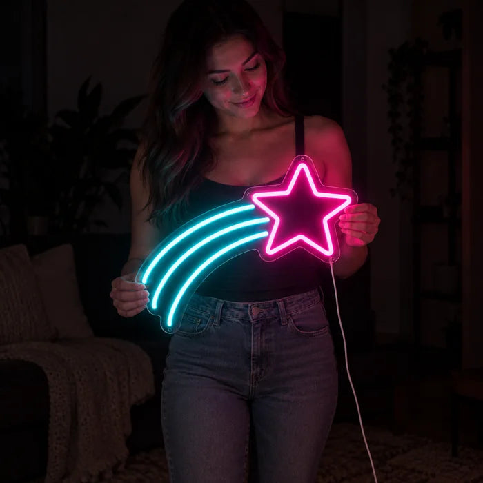 Sternenflug Neon LED Schild von einer Frau gehalten, zeigt die Größe im Vergleich zum Körper