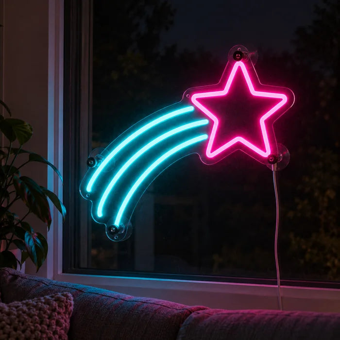 Sternenflug Neon LED Schild abends im Fenster eines gemütlichen Wohnzimmers