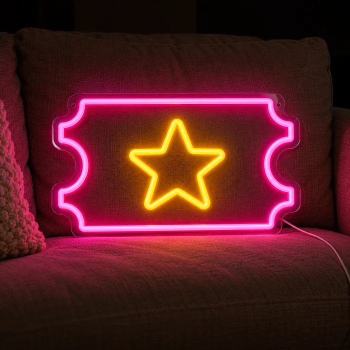 Sternticket Neon LED Schild auf einem gemütlichen Sofa zwischen Kissen und Decke
