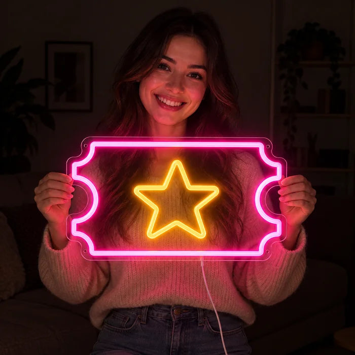 Sternticket Neon LED Schild in den Händen einer lächelnden Frau vor dunklem Hintergrund