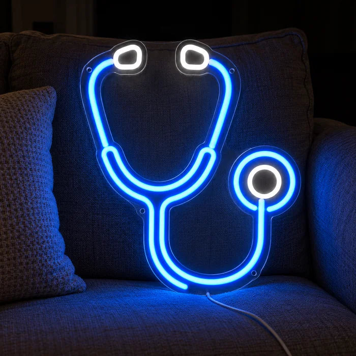 Stethoskop Neon LED Schild auf einem gemütlichen Sofa zwischen Kissen und Decke
