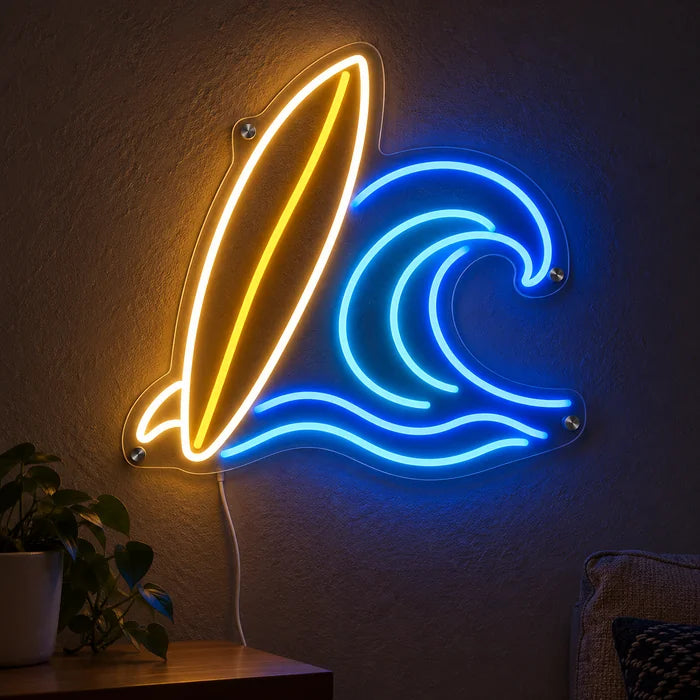 Surfbrett und Welle Neon LED Schild leuchtend an einer dunklen Wand, Nahaufnahme mit Anschlusskabel