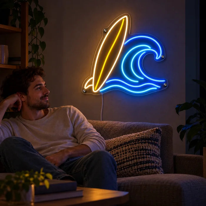Surfbrett und Welle Neon LED Schild an der Wohnzimmerwand, davor entspannt eine Person auf dem Sofa