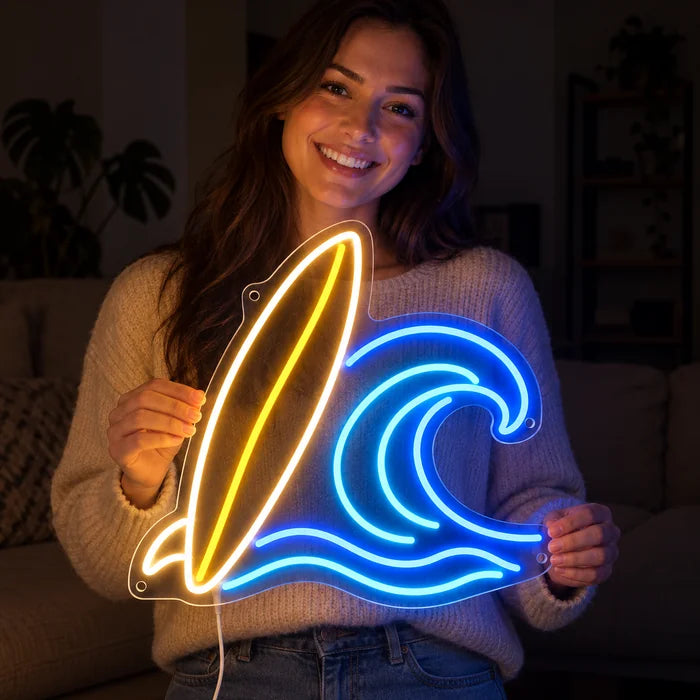 Surfbrett und Welle Neon LED Schild in den Händen einer lächelnden Frau vor dunklem Hintergrund
