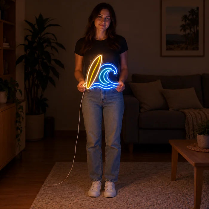 Surfbrett und Welle Neon LED Schild von einer Frau gehalten, zeigt die Größe im Vergleich zum Körper