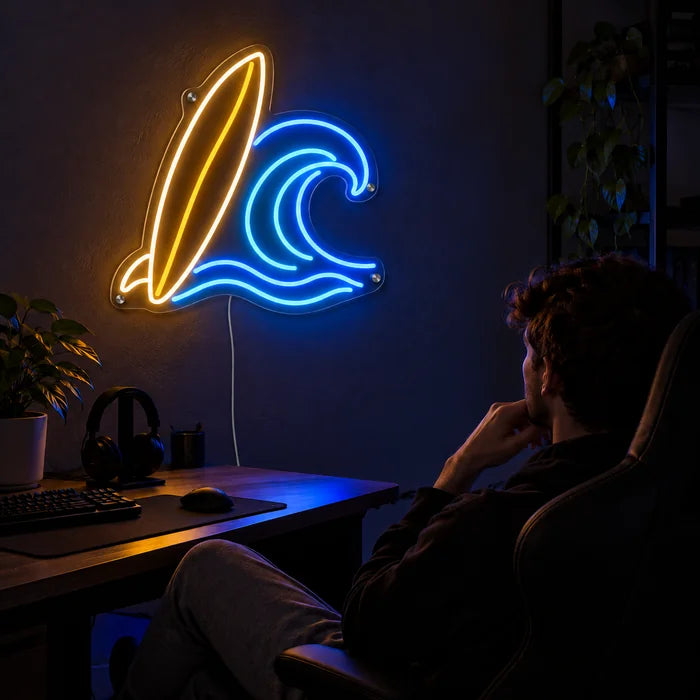 Surfbrett und Welle Neon LED Schild über dem Gaming-Schreibtisch, davor ein Spieler im Gaming-Stuhl
