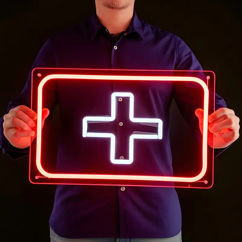 LED-Neon Symbol des Sanitätskreuzes (Erste Hilfe), leuchtend in Weiß und Rot vor einem dunklen Holzhintergrund.
