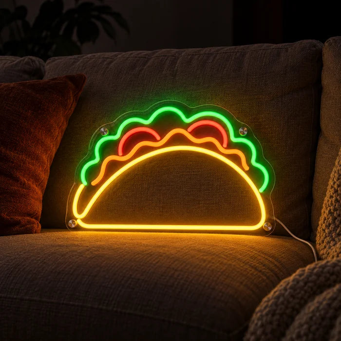 Taco-Zeit Neon LED Schild auf einem gemütlichen Sofa zwischen Kissen und Decke