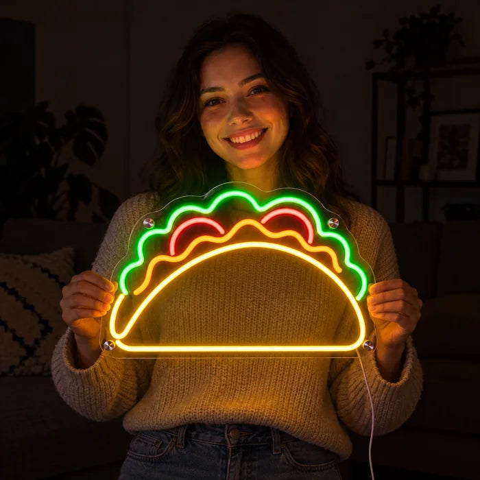 Taco-Zeit Neon LED Schild in den Händen einer lächelnden Frau vor dunklem Hintergrund