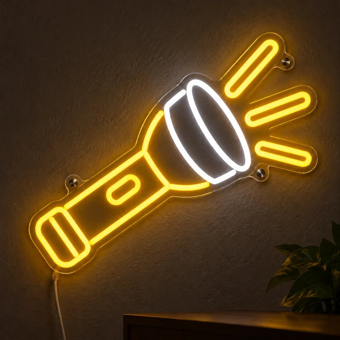 Taschenlampe Neon LED Schild leuchtend an einer dunklen Wand, Nahaufnahme mit Anschlusskabel