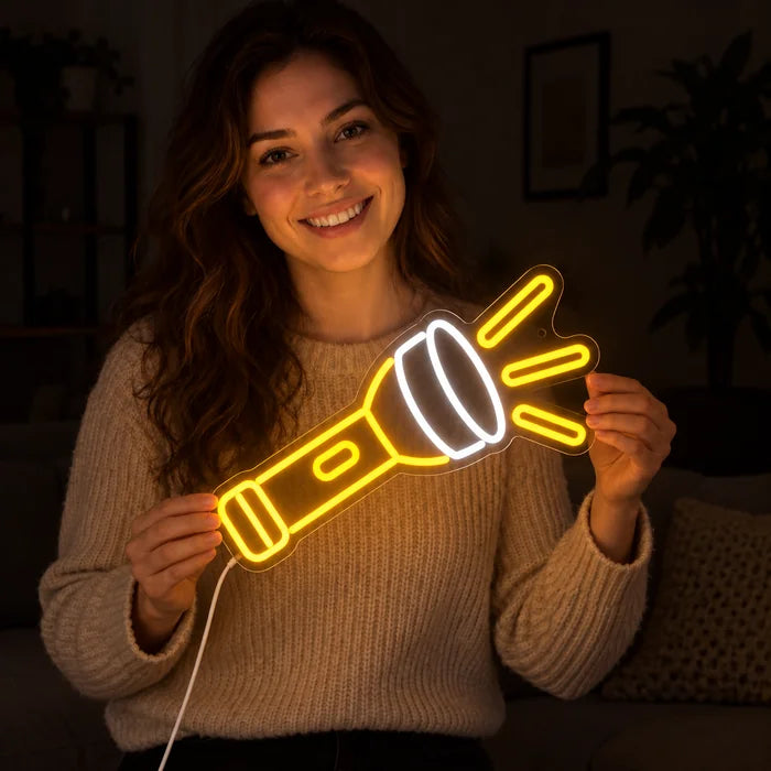 Taschenlampe Neon LED Schild in den Händen einer lächelnden Frau vor dunklem Hintergrund