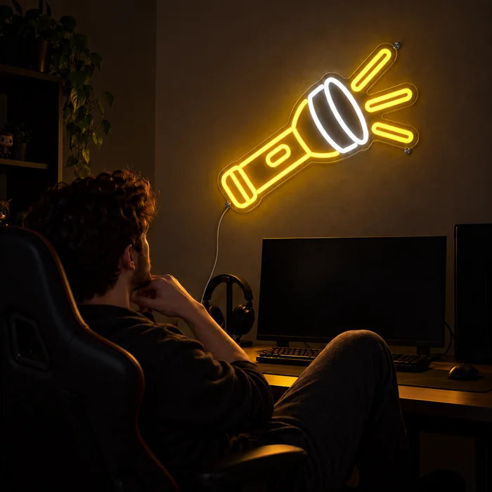 Taschenlampe Neon LED Schild über dem Gaming-Schreibtisch, davor ein Spieler im Gaming-Stuhl
