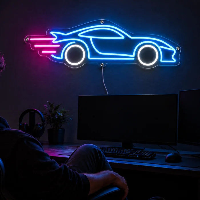 Tempo-Roadster Neon LED Schild über dem Gaming-Schreibtisch, davor ein Spieler im Gaming-Stuhl