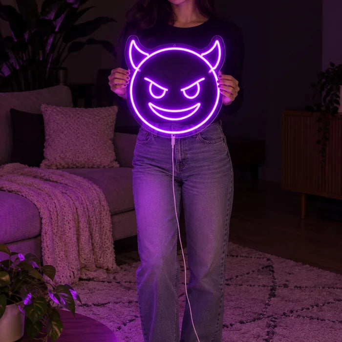 Teufelsgrinsen Neon LED Schild von einer Frau gehalten, zeigt die Größe im Vergleich zum Körper
