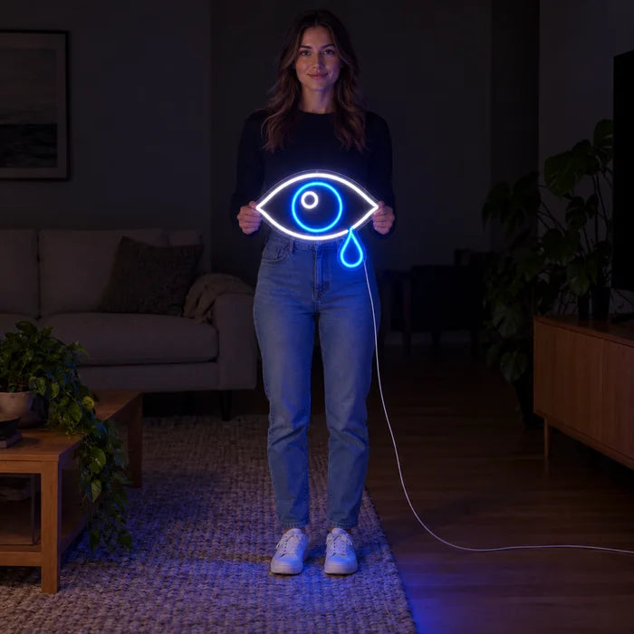 Tränenauge Neon LED Schild von einer Frau gehalten, zeigt die Größe im Vergleich zum Körper