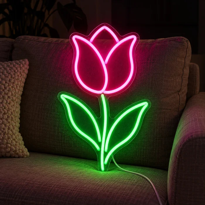 Tulpe Neon LED Schild auf einem gemütlichen Sofa zwischen Kissen und Decke