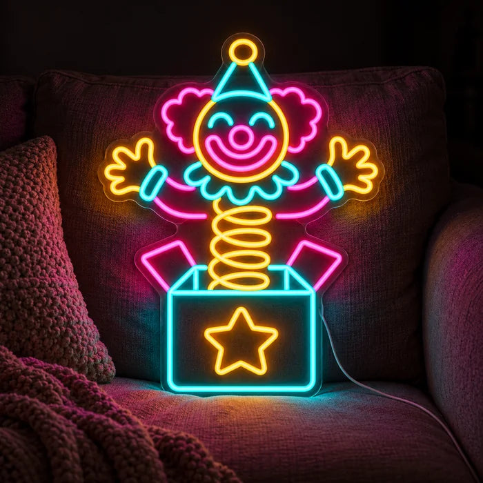 Überraschungsclown Neon LED Schild auf einem gemütlichen Sofa zwischen Kissen und Decke