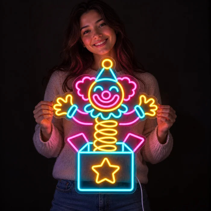 Überraschungsclown Neon LED Schild in den Händen einer lächelnden Frau vor dunklem Hintergrund