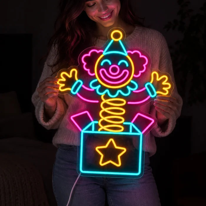 Überraschungsclown Neon LED Schild von einer Frau gehalten, zeigt die Größe im Vergleich zum Körper
