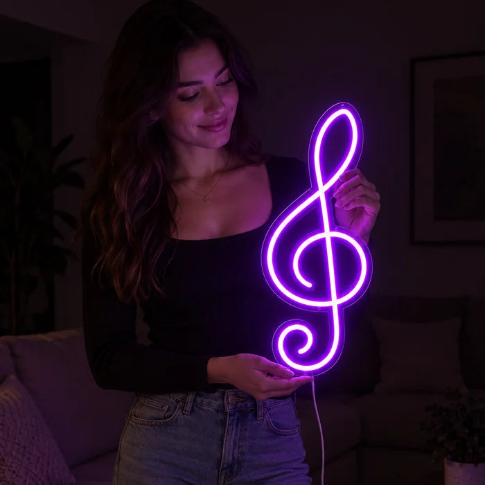 Violinschlüssel Neon LED Schild von einer Frau gehalten, zeigt die Größe im Vergleich zum Körper
