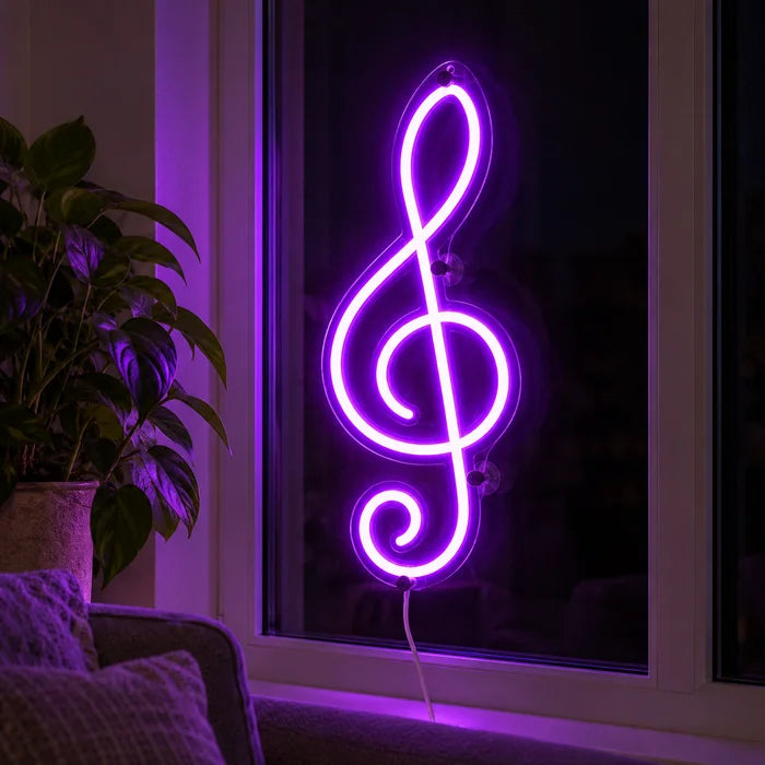 Violinschlüssel Neon LED Schild abends im Fenster eines gemütlichen Wohnzimmers