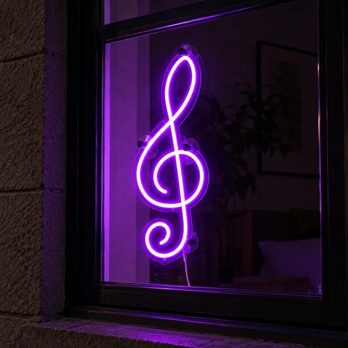 Violinschlüssel Neon LED Schild im Fenster, von der nächtlichen Straße aus gesehen