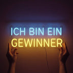 Individuelle LED-Wanddeko mit dem Text "ICH BIN EIN GEWINNER" in einer klaren, modernen Schriftart in Blau und Gelb.