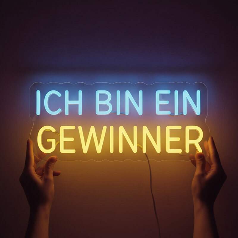 Individuelle LED-Wanddeko mit dem Text "ICH BIN EIN GEWINNER" in einer klaren, modernen Schriftart in Blau und Gelb.