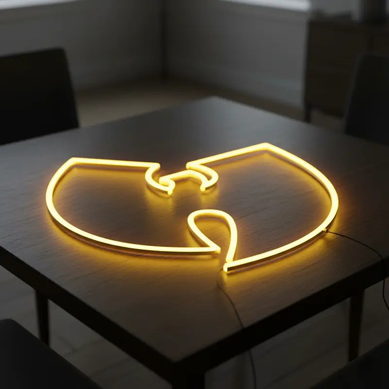 Musik-Neon-Schild: Das ikonische W-Zeichen der Wu-Tang Clan in leuchtendem Gelb, ein Blickfang für Fans.