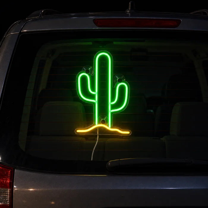 Wüstenkaktus Neon LED Schild an der Heckscheibe eines Autos bei Nacht