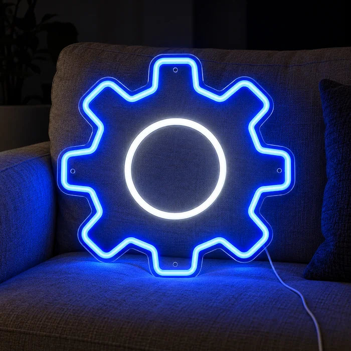 Zahnrad Neon LED Schild auf einem gemütlichen Sofa zwischen Kissen und Decke