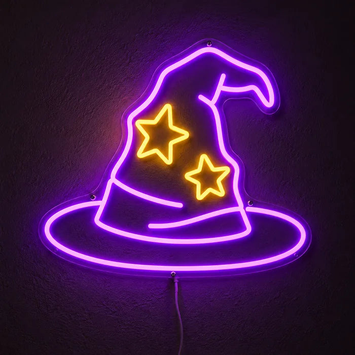 Zauberhut Neon LED Schild leuchtend an einer dunklen Wand, Nahaufnahme mit Anschlusskabel