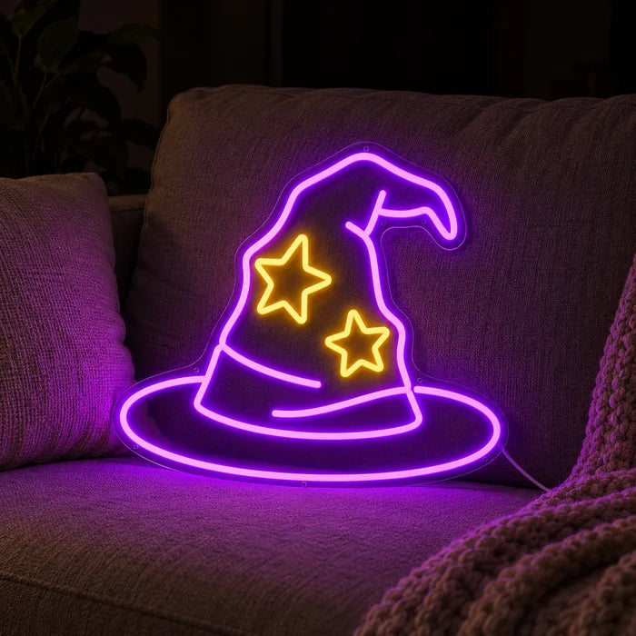 Zauberhut Neon LED Schild auf einem gemütlichen Sofa zwischen Kissen und Decke