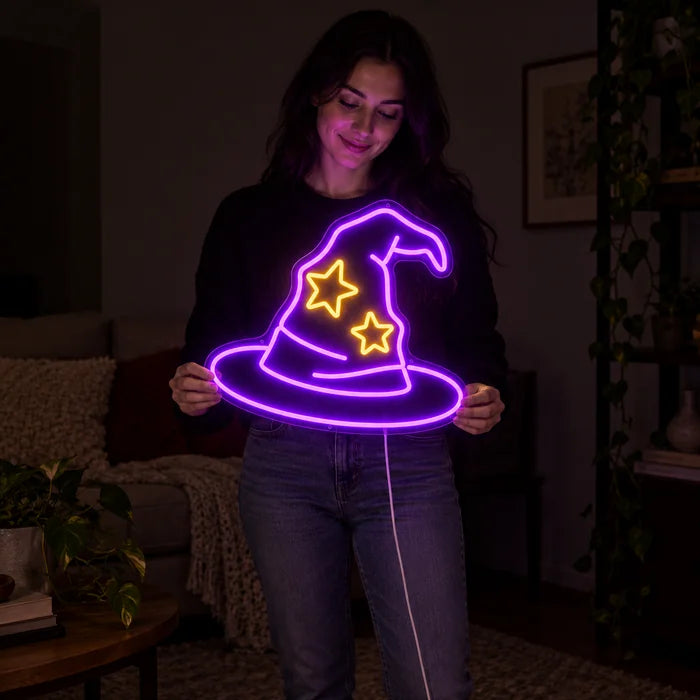 Zauberhut Neon LED Schild von einer Frau gehalten, zeigt die Größe im Vergleich zum Körper